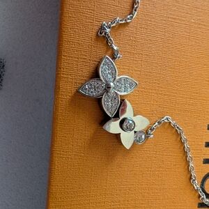Elegant Silver Floral Pendant Necklace